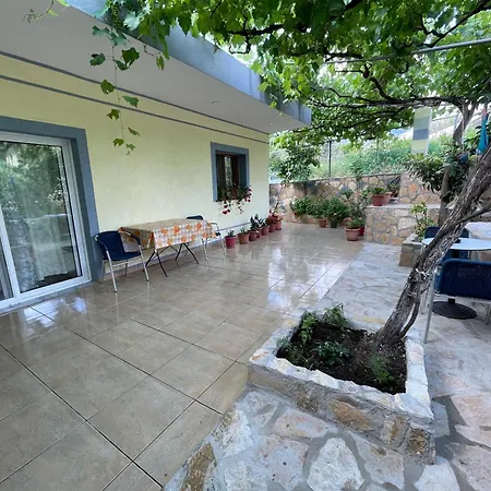 Apartment Yllis Himare