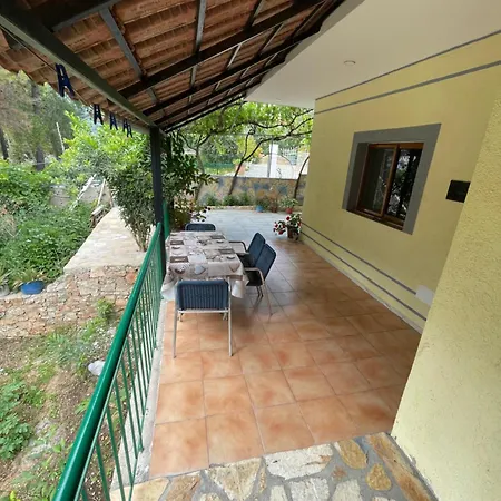 Yllis Apartment Himare